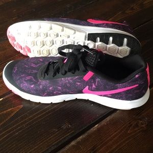 NiIKE. FLEX EXPERIENCE RUNS